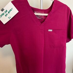 Figs women’s scrubs 

Top : Catarina one pocket XL
Bottoms: Yola skinny pants XL